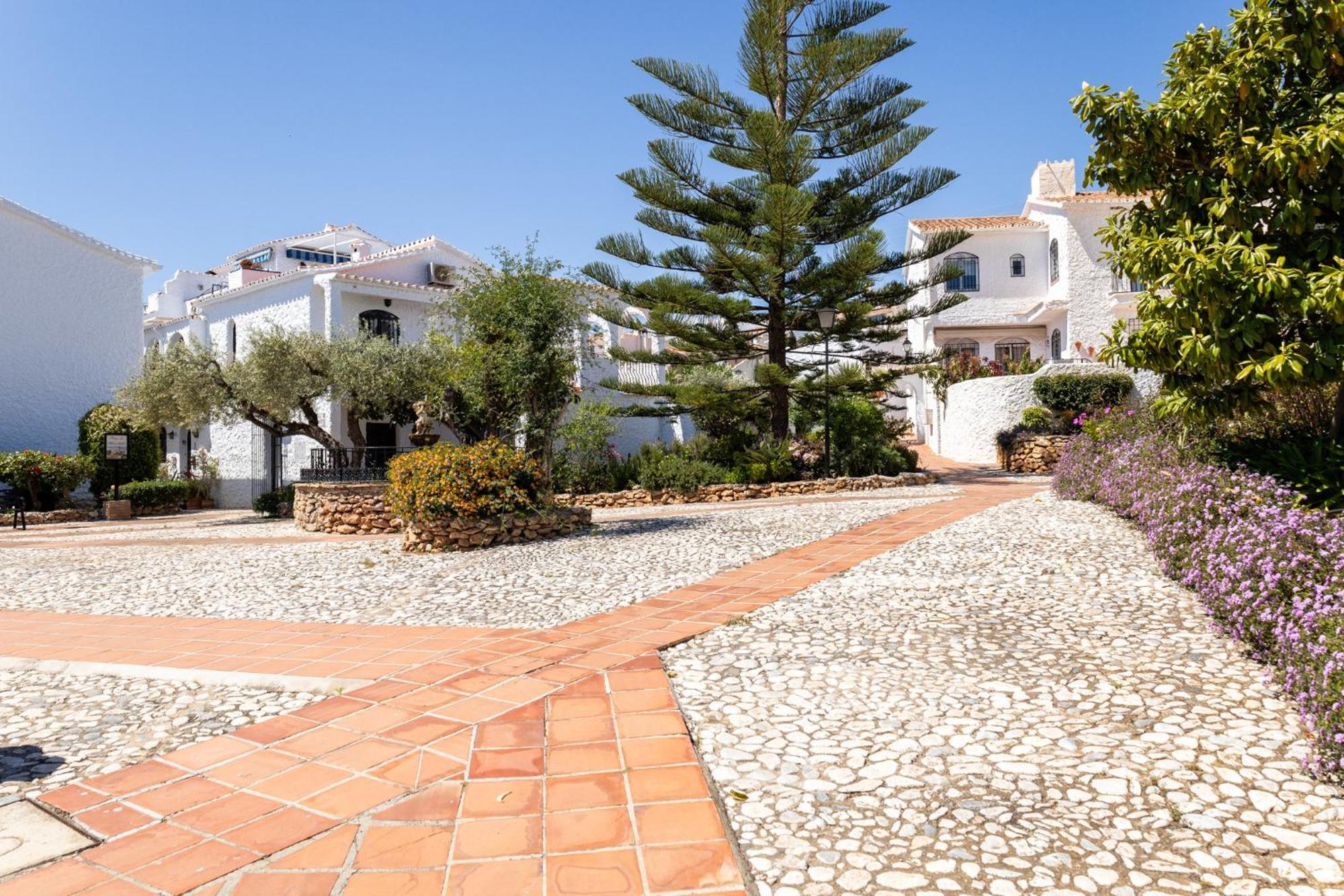 Capistrano Village B, 1 bedroom + free wi-fi Nerja Esterno foto